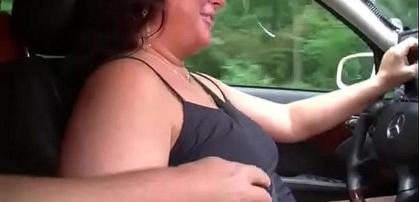 MILF Taxifahrerin leasst sich von Kunden im Auto ficken